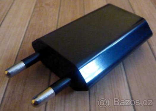 Univerzální USB síťový nabíjecí adaptér - černý