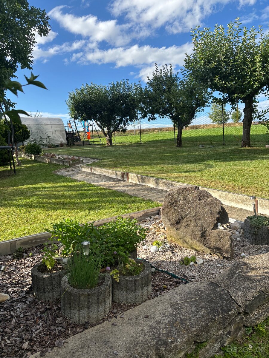 🌳 Zahrada s chatou na krásném slunném místě – 495 m² 🌞