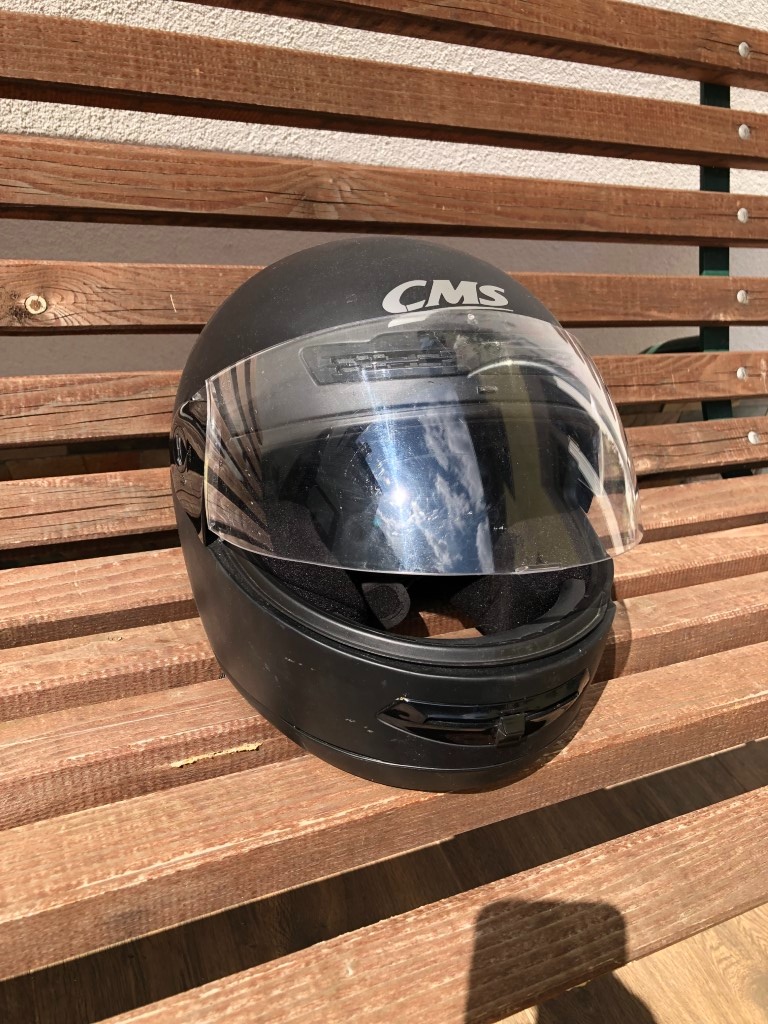 přilba helma CMS