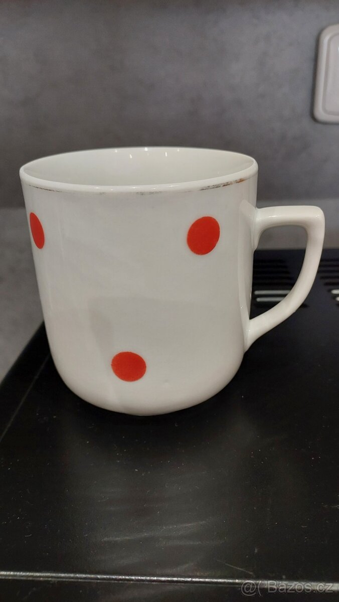 Retro hrnek s červenými puntíky