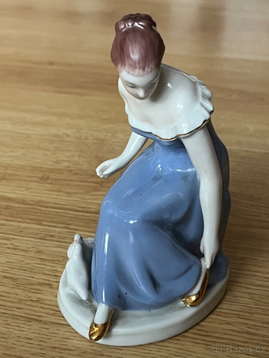 Porcelánová soška - dívka s holubicemi