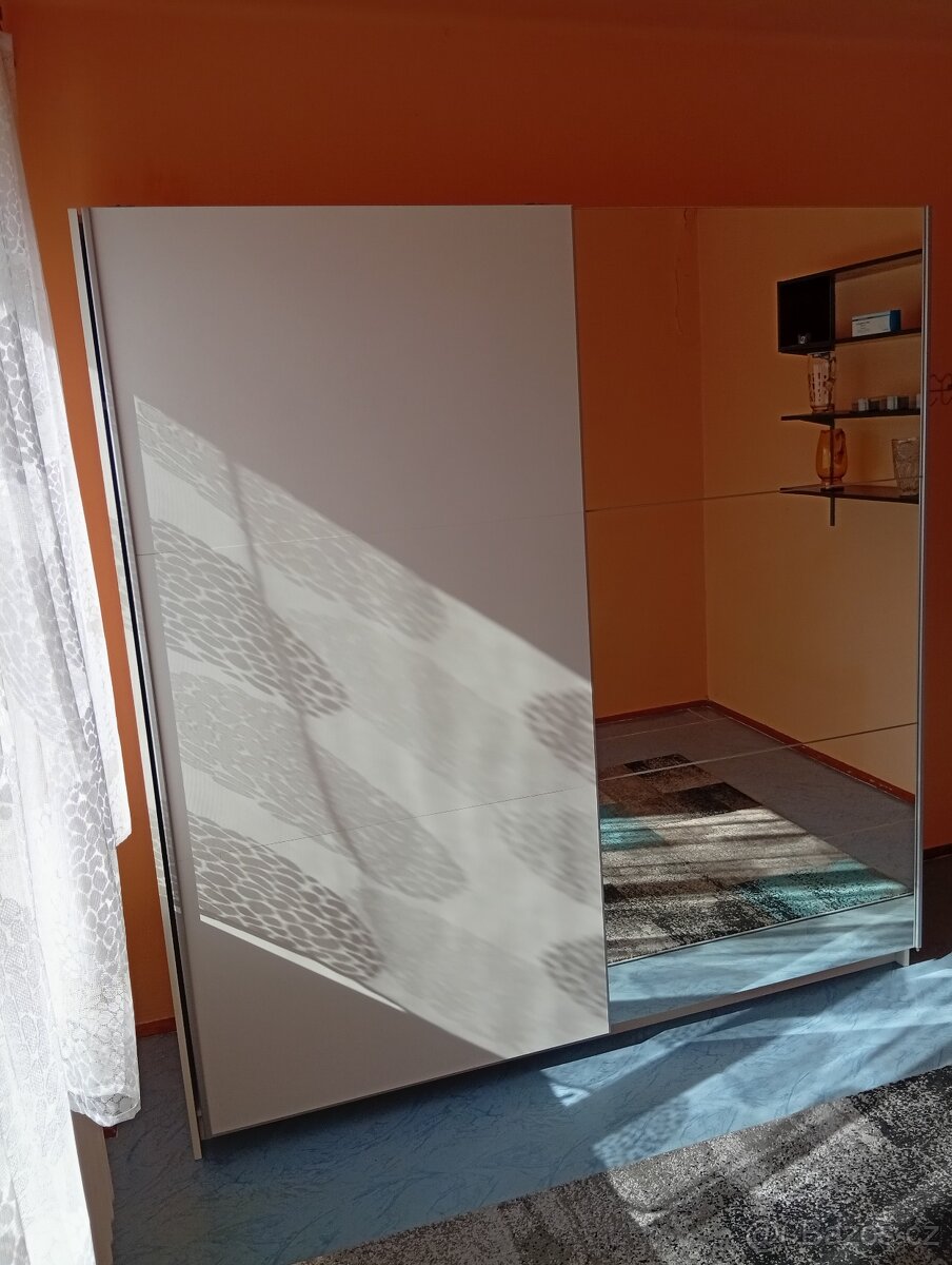 Prodám nepoužívanou zánovní skříň se zrcadlem.
