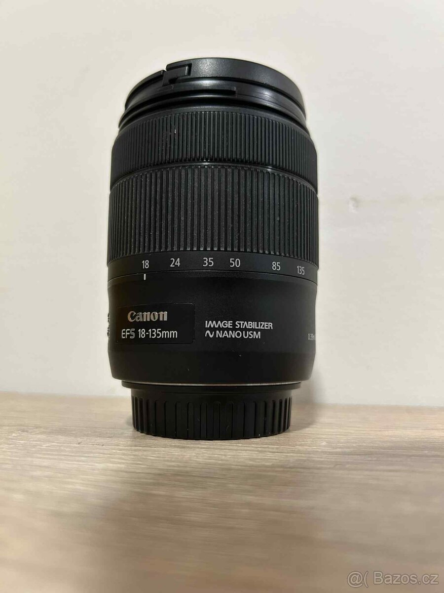 Objektiv Canon 18-135mm f/3,5-5,6 IS USM + sluneční clona