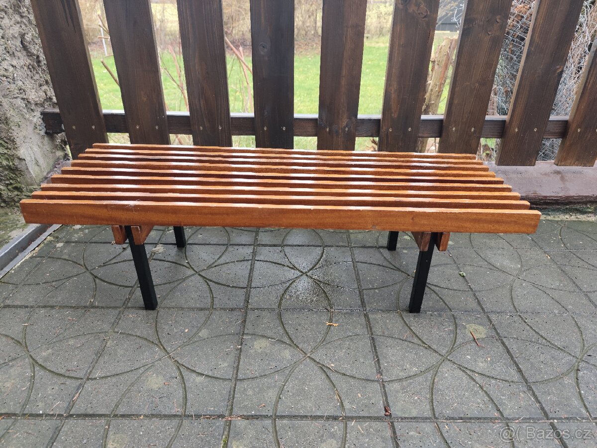 Lavička pod květináče