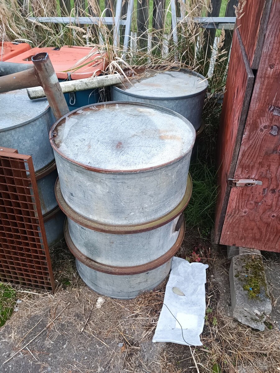 200 litrové plechové sudy od nafty
