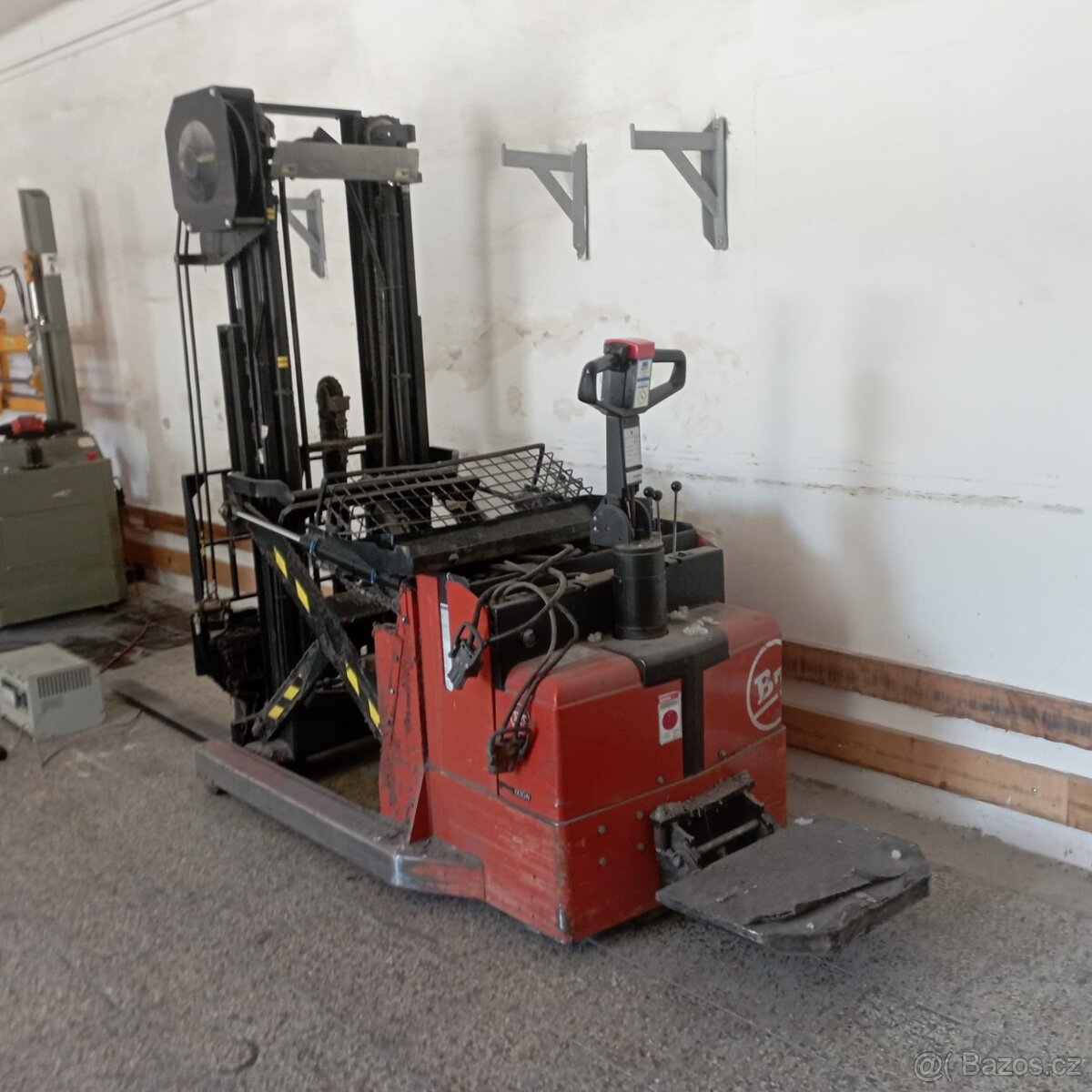 Ruční vysokozdvižný elektrický vozík BT RWE 120