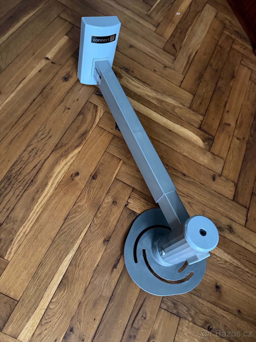 Držák na projektor