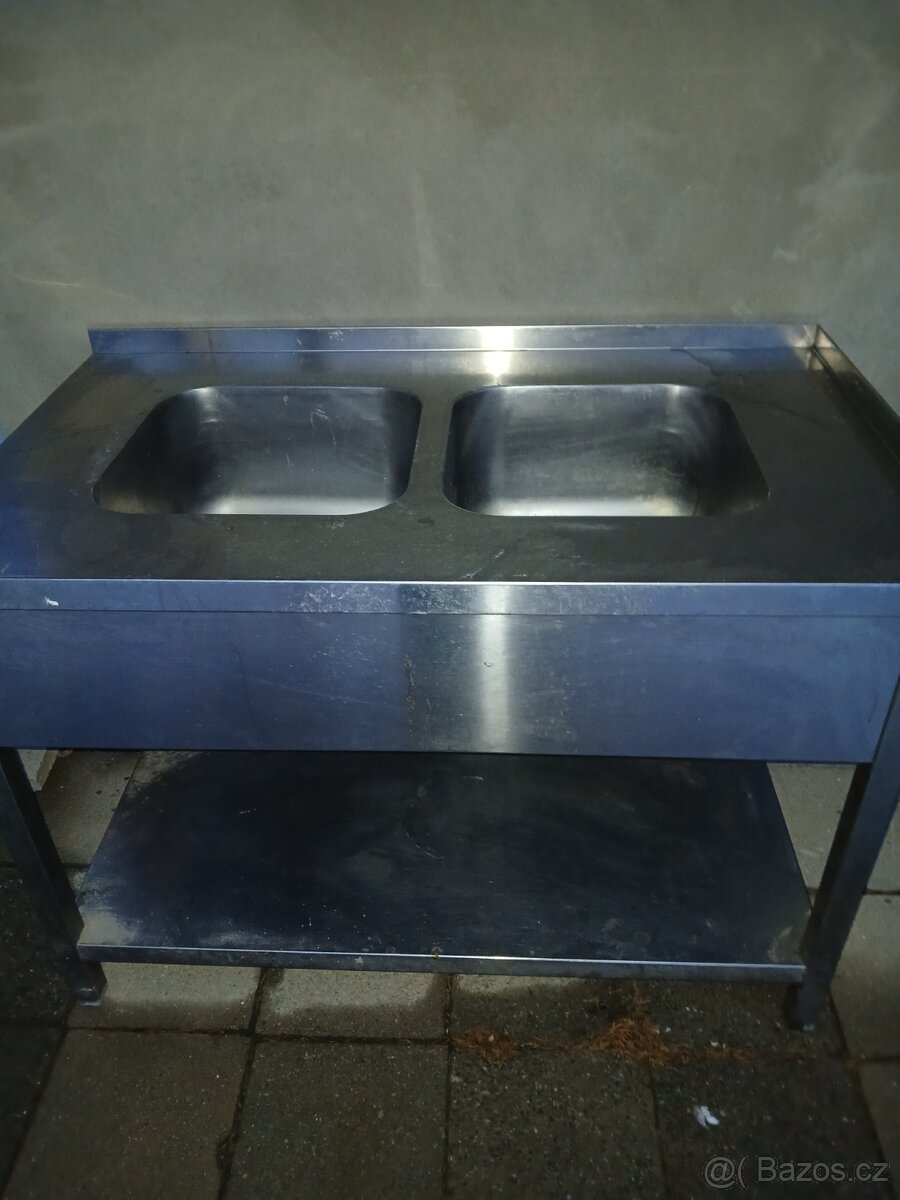 Nerezový mycí dvoudřez