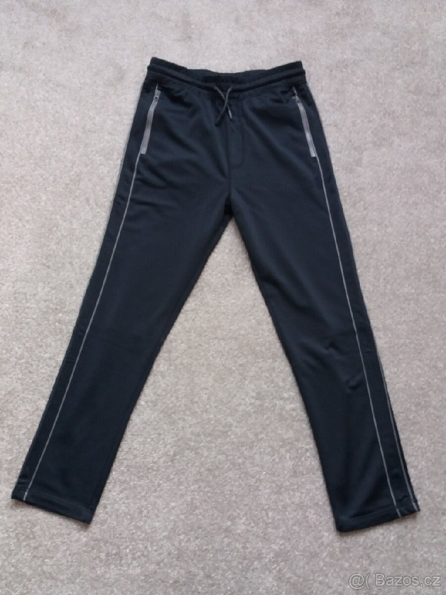 Chlapecké tepláky.