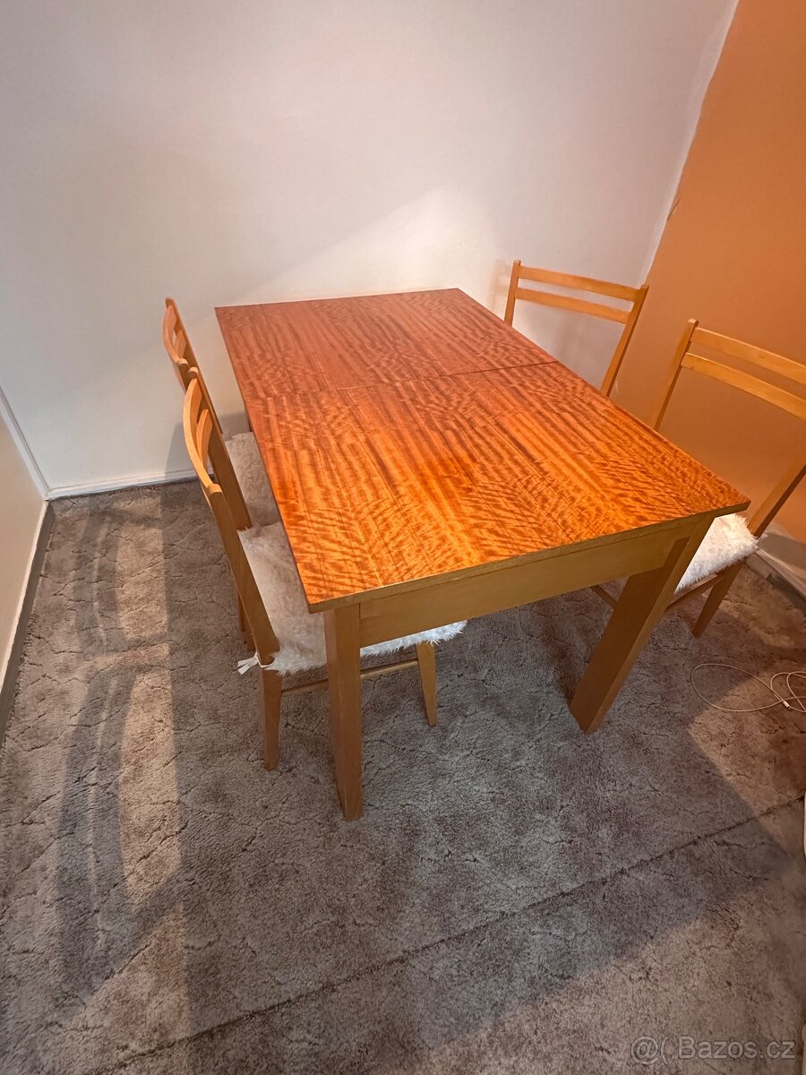 Rozkládací jídelní stůl a židle
