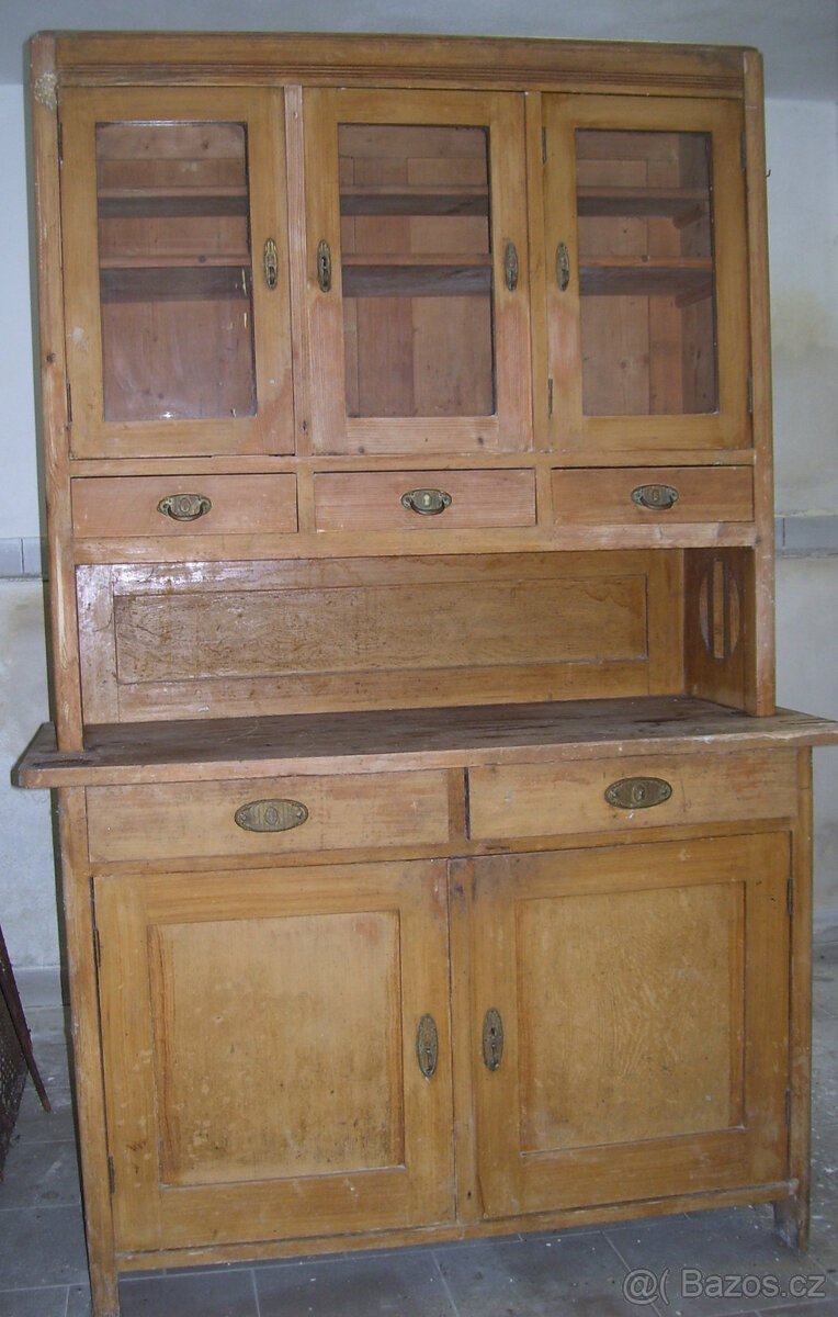 Starý kredenc z 19.století