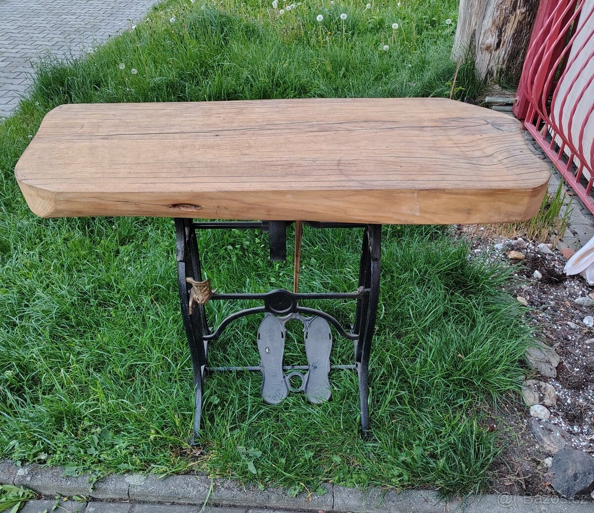 Stolek ze šicího stroje