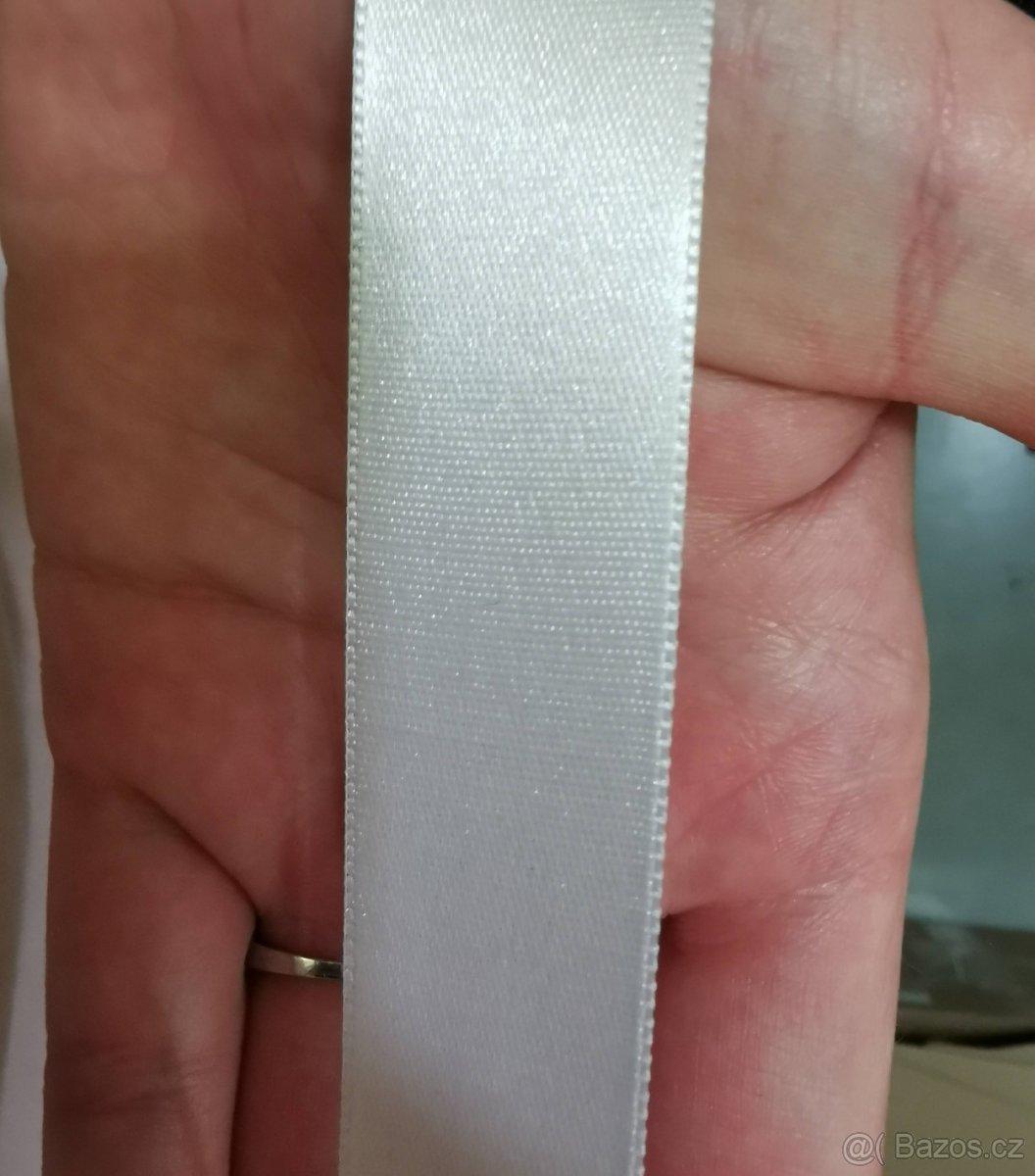 Stuha atlasová oboulící bílá, šíře 24mm