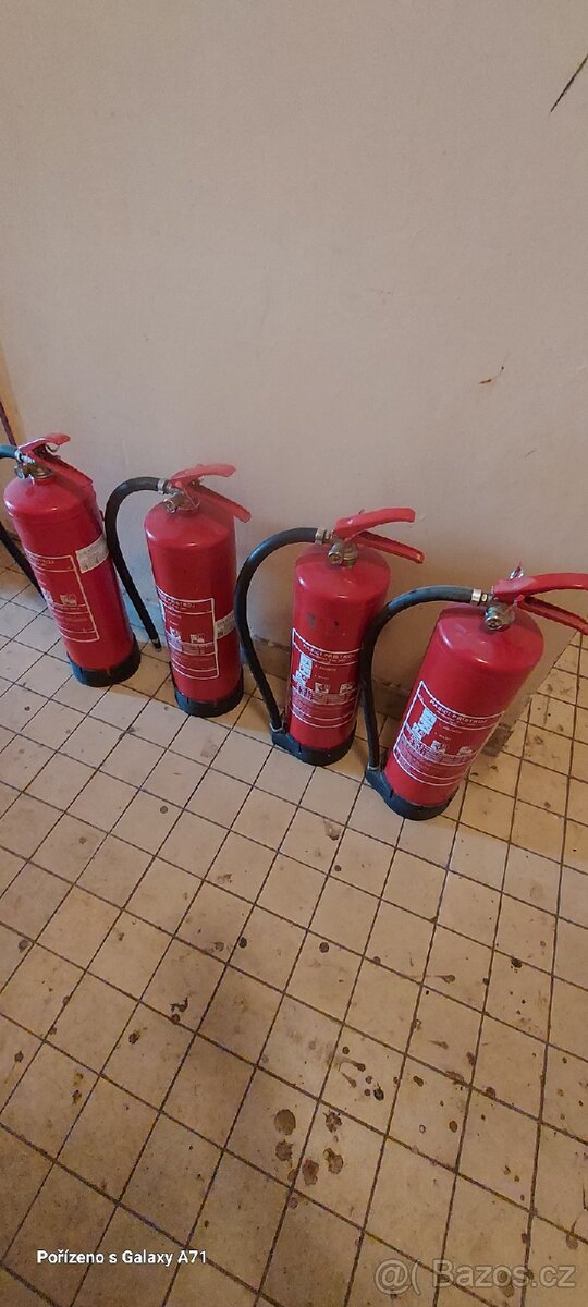 Hasící práškový přístroj.