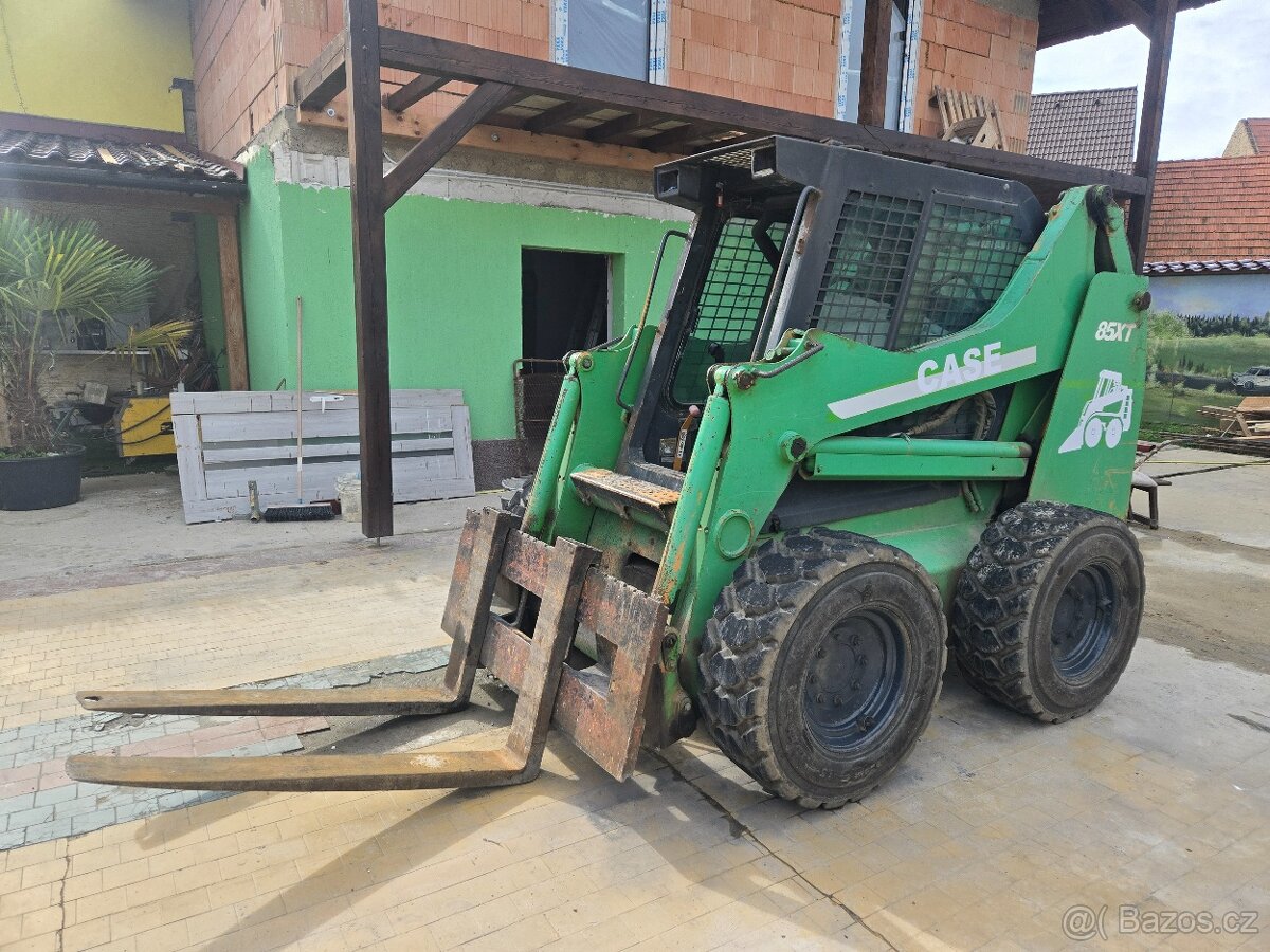 Smykový nakladač Case 85xt vaha 4 nosnost 2T