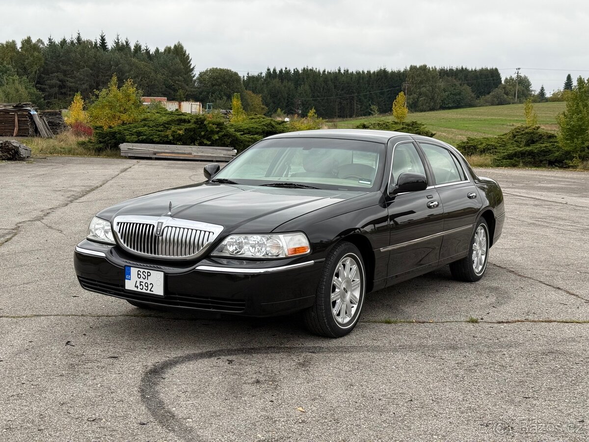 2011 Lincoln Town Car Signature Limited