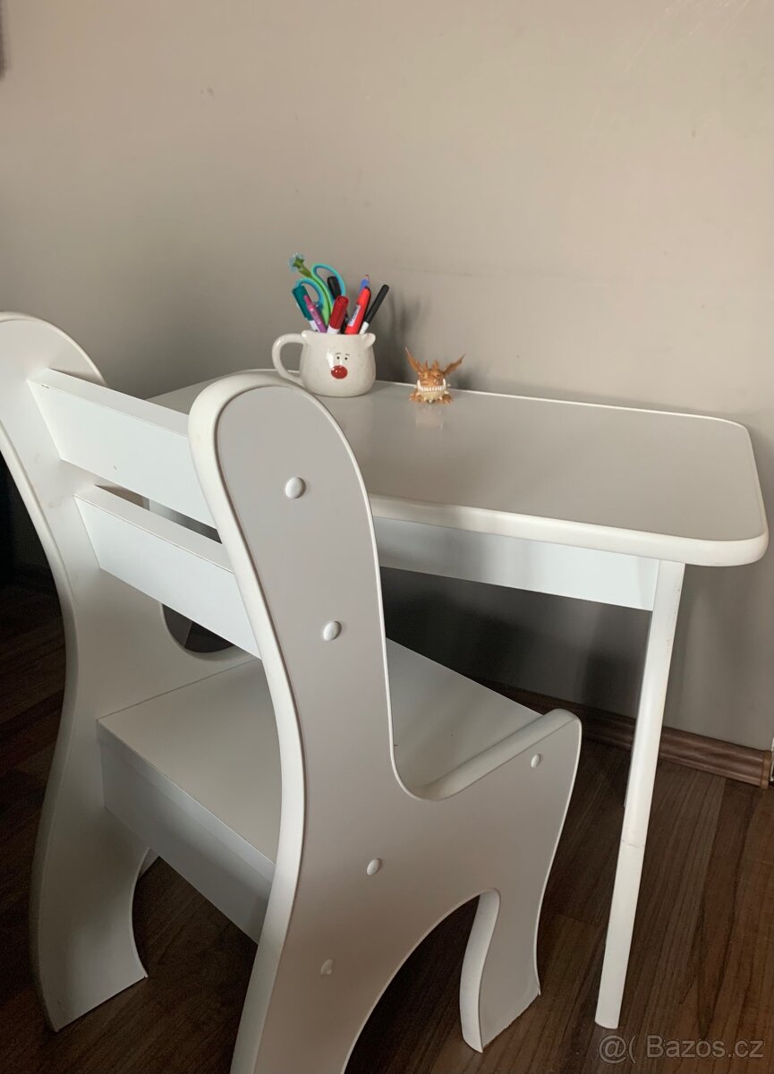 Dětský stolek se židličkami