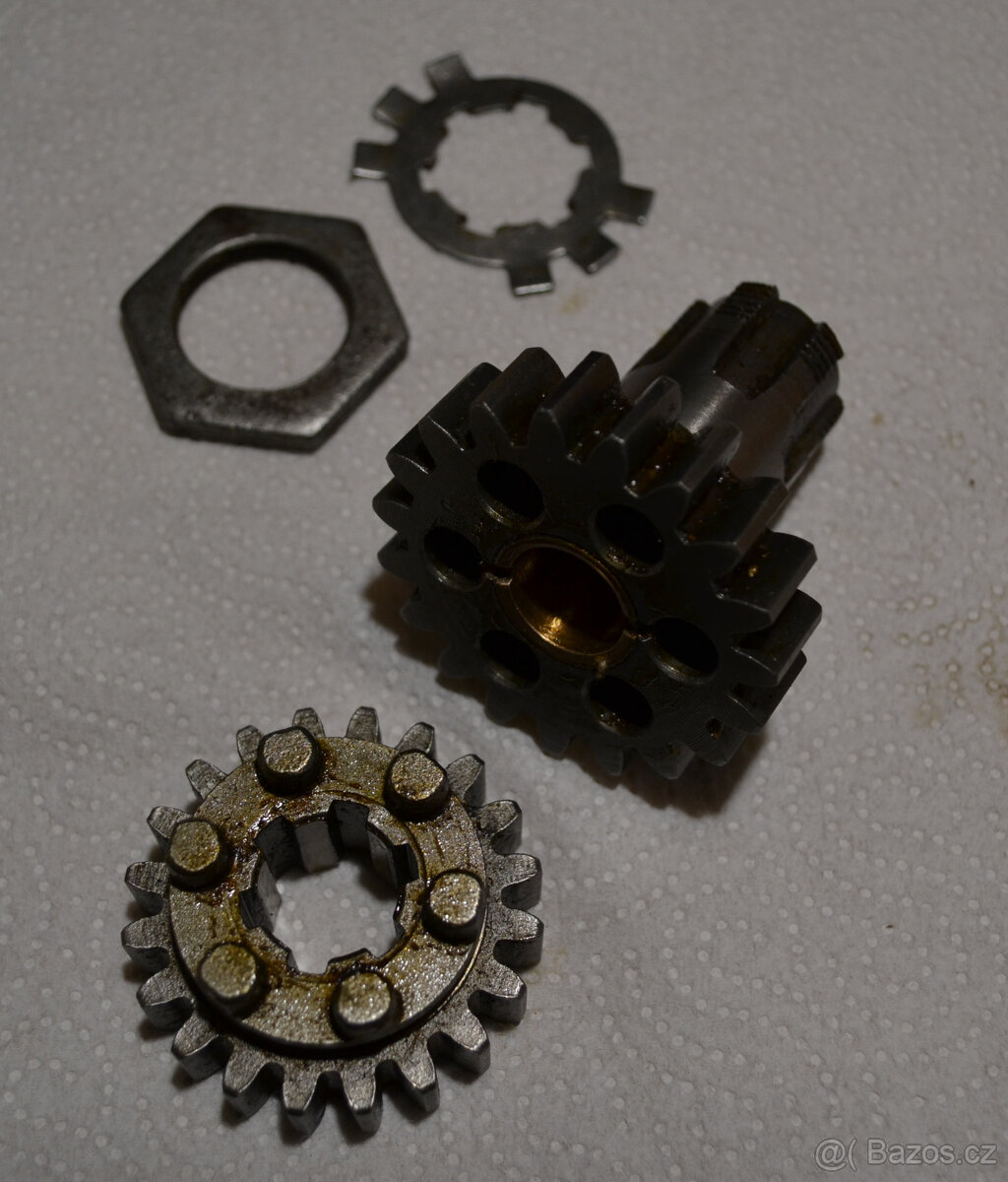 Výstupní kolo 19z Jawa pérák, kývačka, panelka + kolo 20z