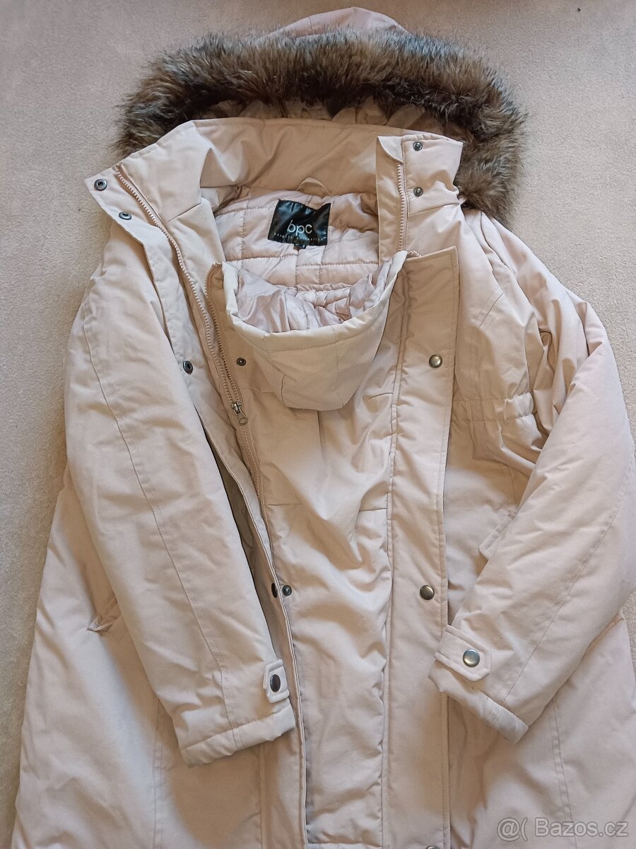 Nosící parka bunda