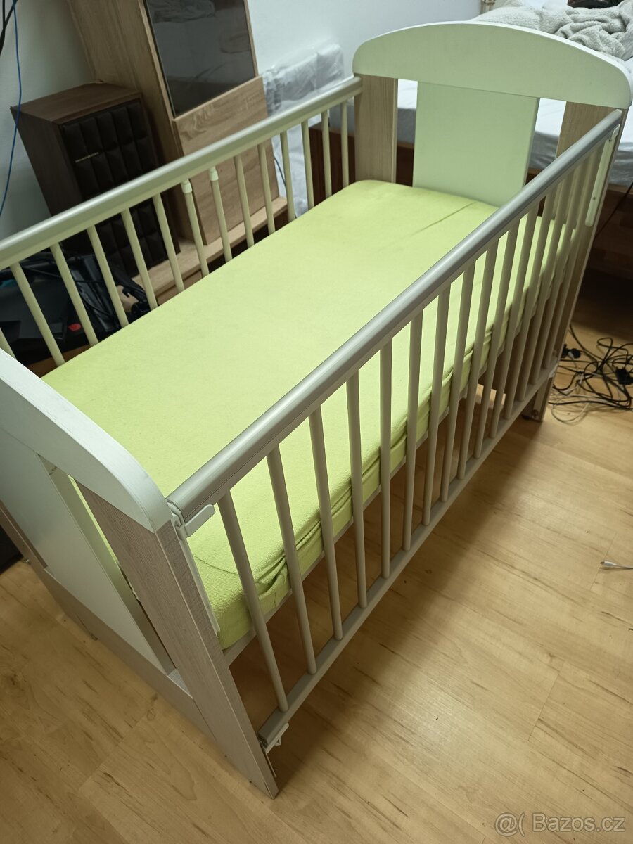 Dětská postýlka se stahovací bočnicí Drewex Žirafa + matrace