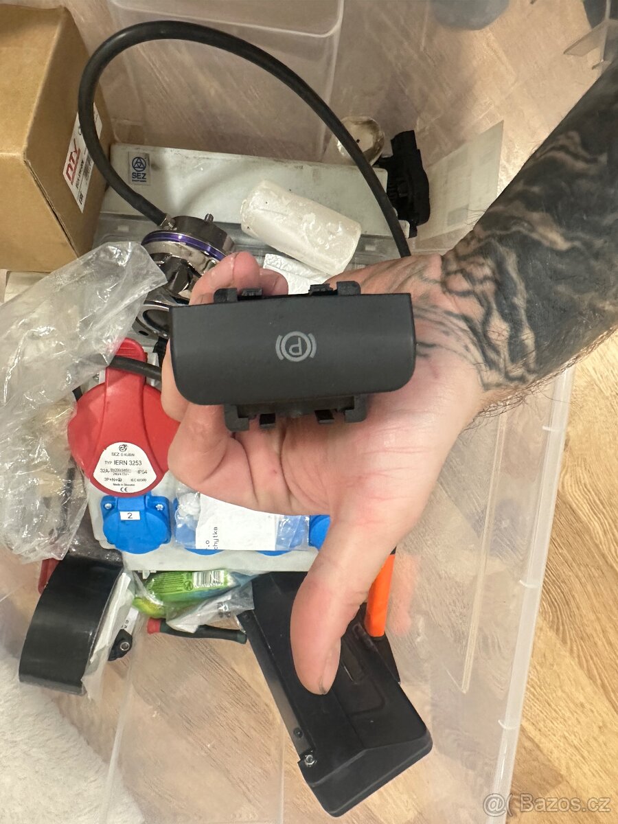 Tlačítko elektrické parkovací brzdy – Peugeot 3008 / 5008