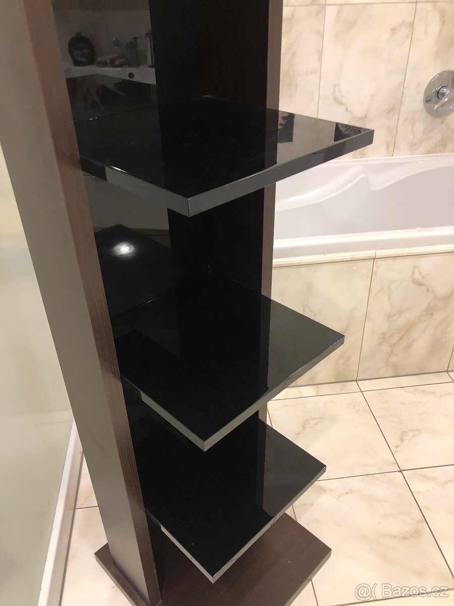 Otevřená policova skrinja