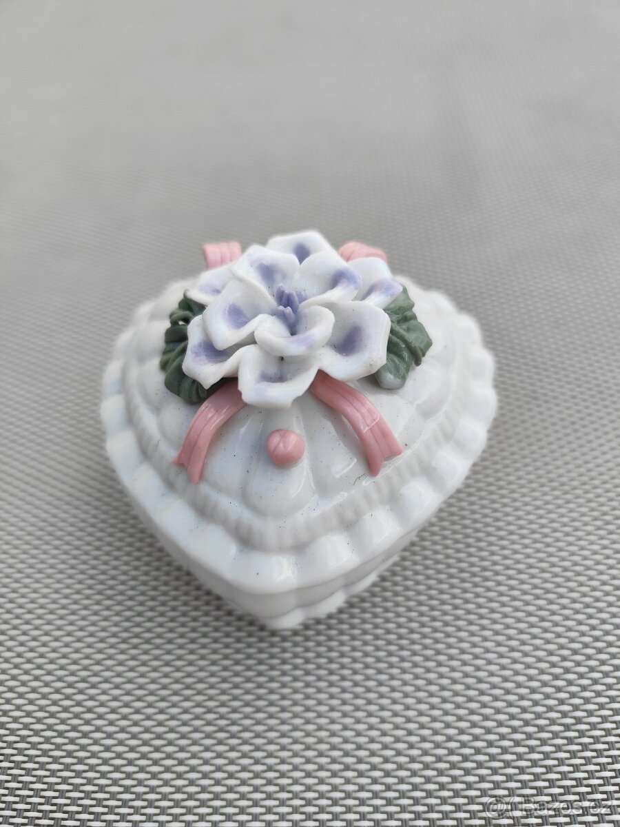 ROZTOMILÁ KERAMICKÁ DÓZA S KVĚTINOVÝM VZOREM