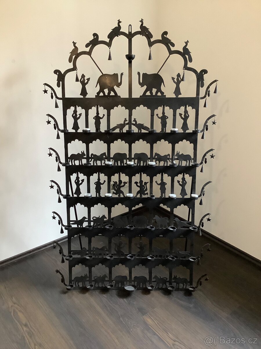 Masivní dekorativní stojan na svíčky