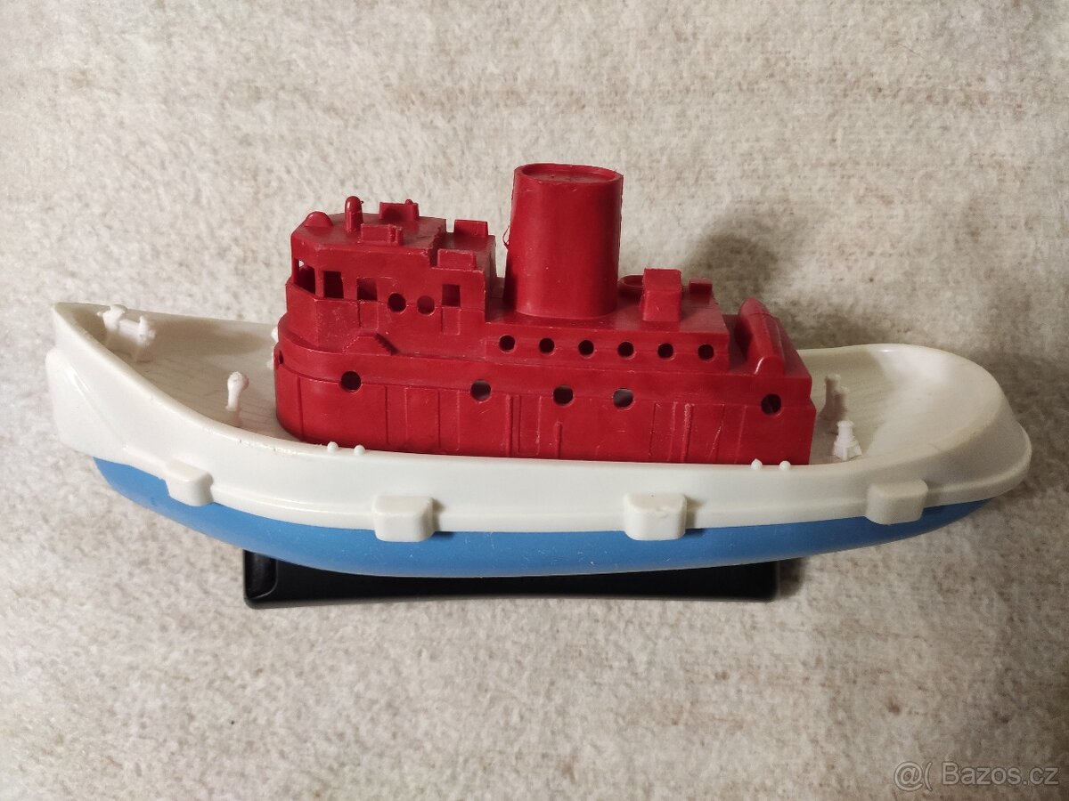 Dětský plastový parník.