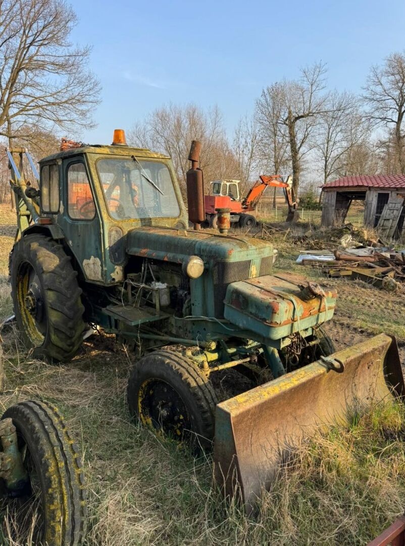 Traktorbagr Bělorus