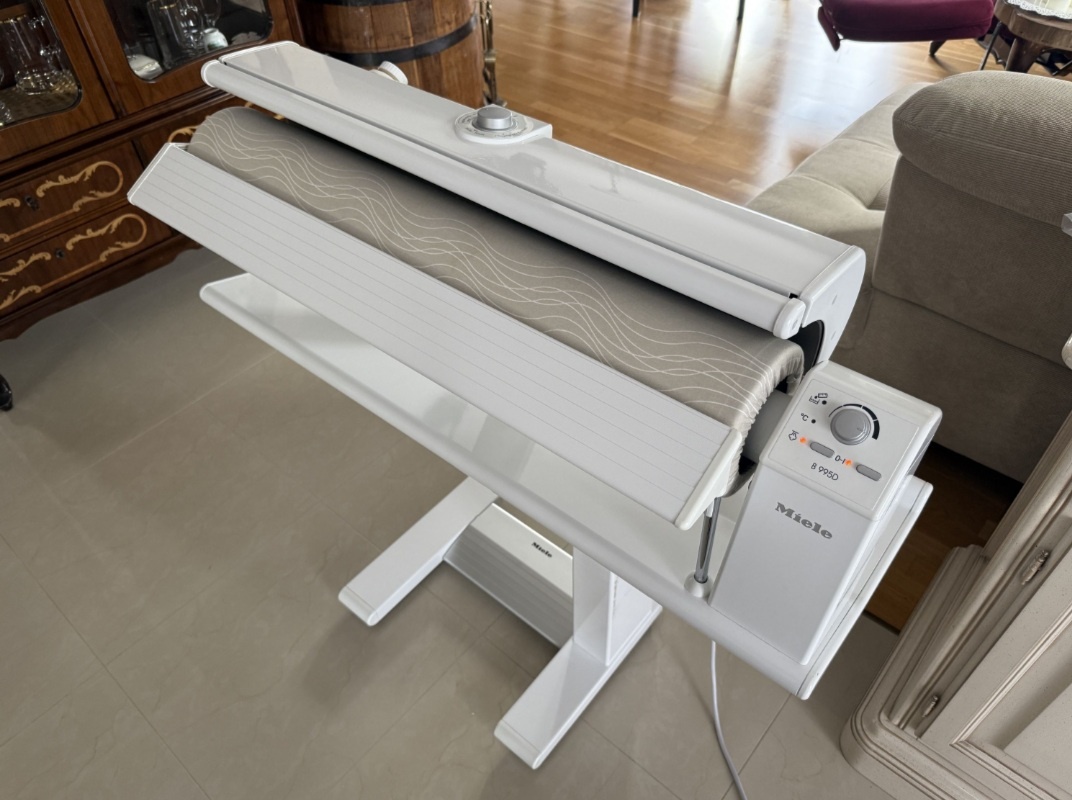 Mandl Žehlička s parním generátorem Miele B995 D, žehlicí st