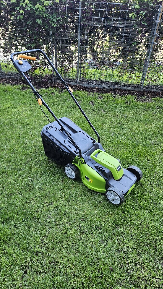 Sekačku na trávu / Grass mower