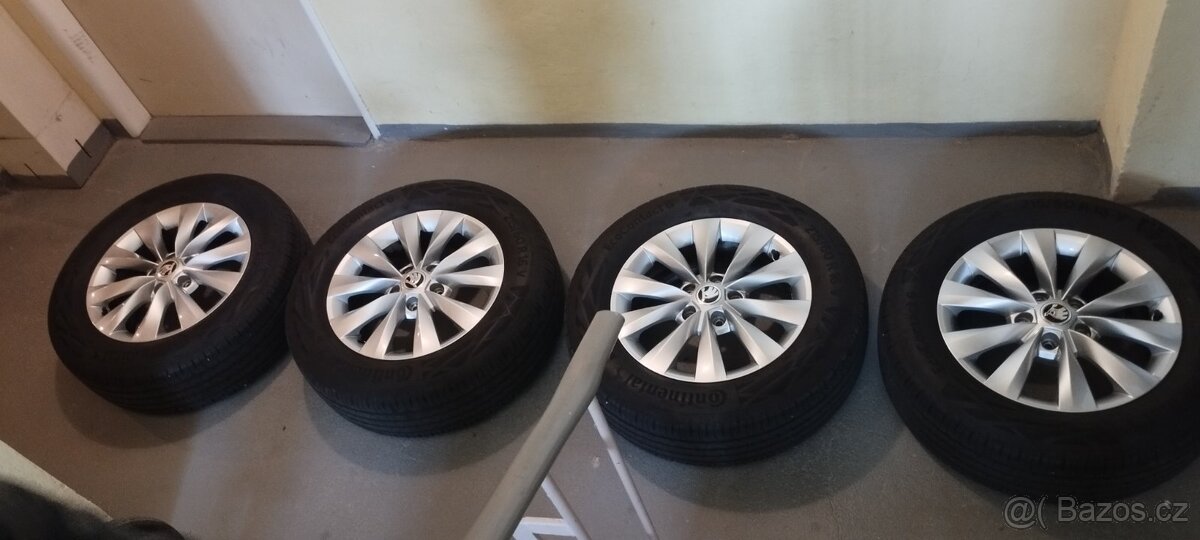 Hezké jako nové alu kola originál Škoda + letní pneu