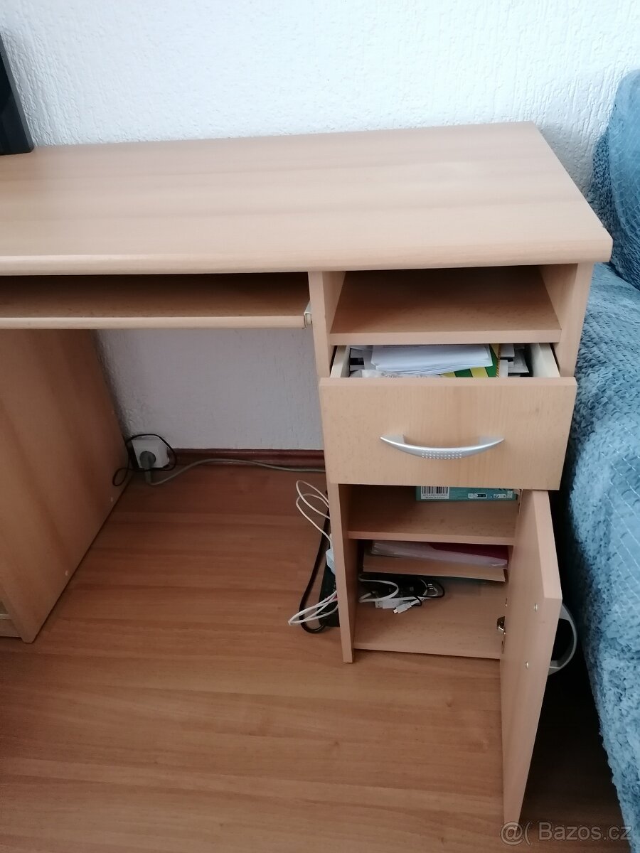 Dřevěný psací stůl
