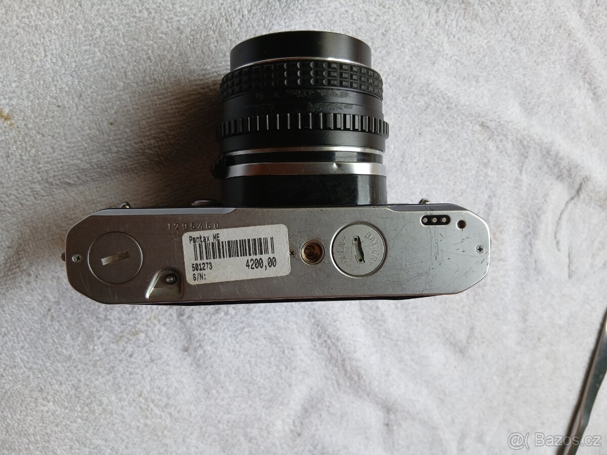 Analogový fotoaparát.