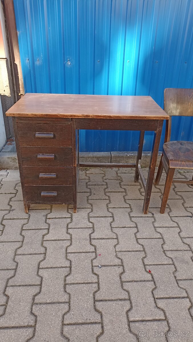 Starý dětský psací stůl a židle