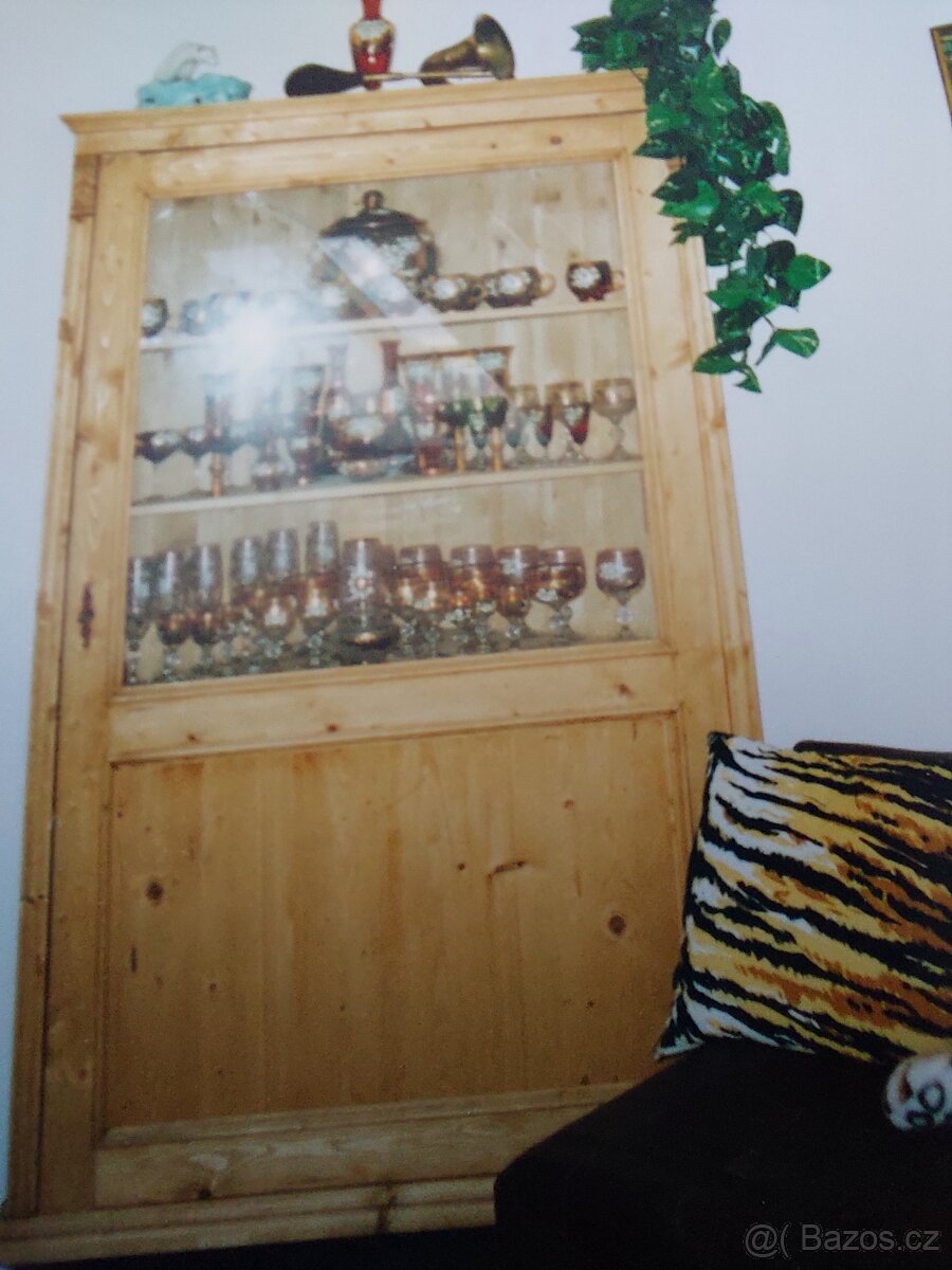 Rohová prosklená skříň