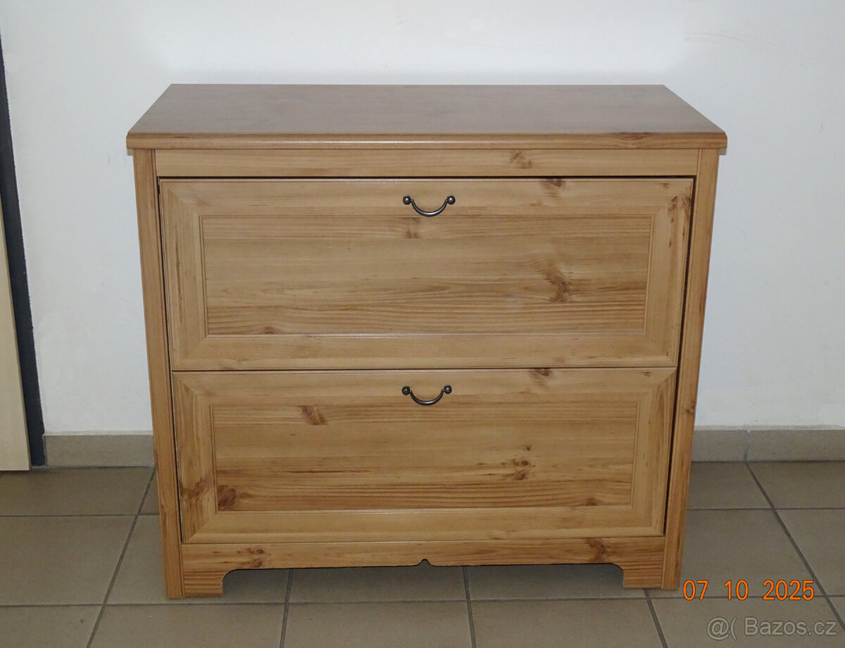 Elegantní komoda z masivu