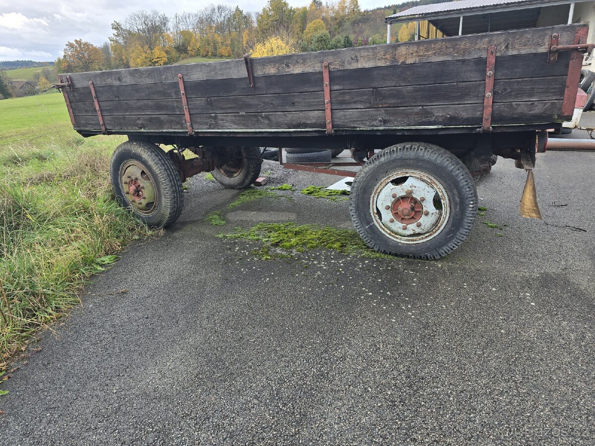 Dvouosý sklopný přívěs za traktor - hydraulika