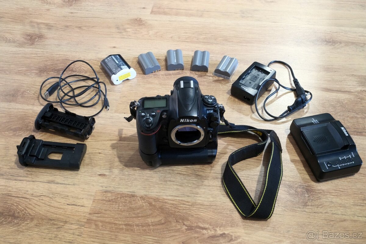Nikon D700 + BG + příslušenství