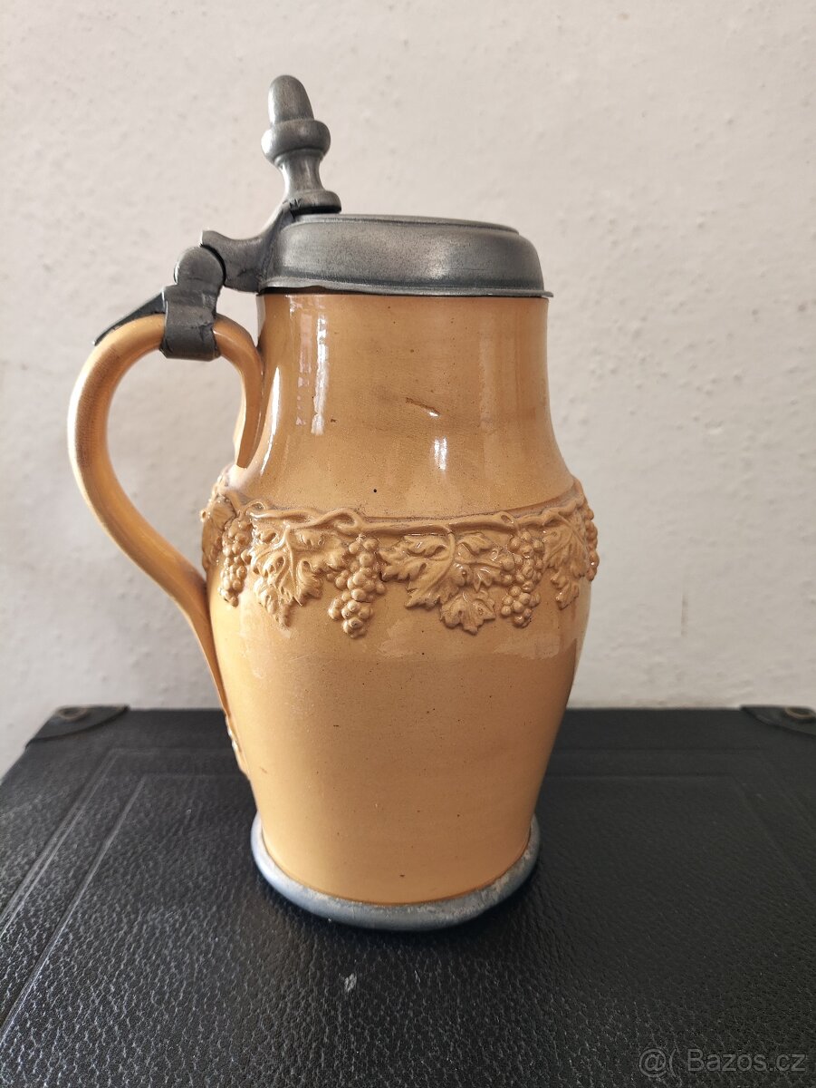 Džbánek 0,7l na víno s cínovým víčkem, s reliéfním dekorem