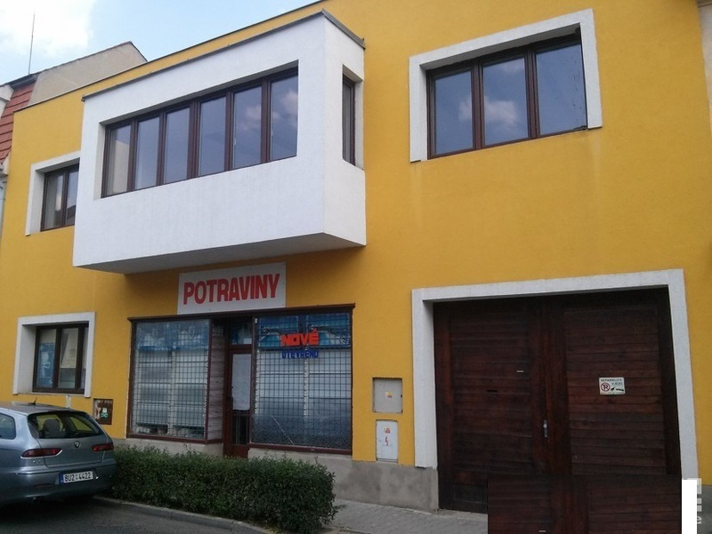 Rodinný dům s prodejnou potravin v centru obce