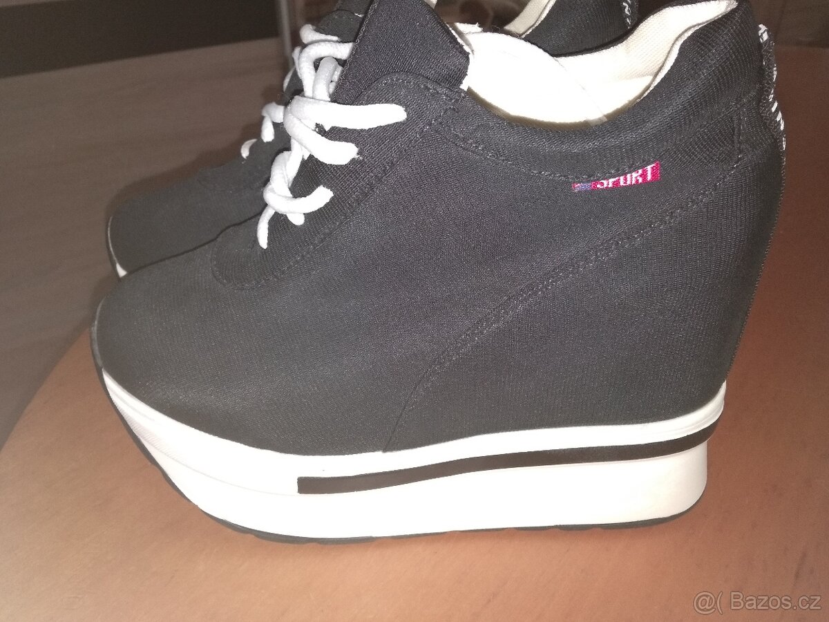 Prodám dívčí/dámské vysoké boty na platformě