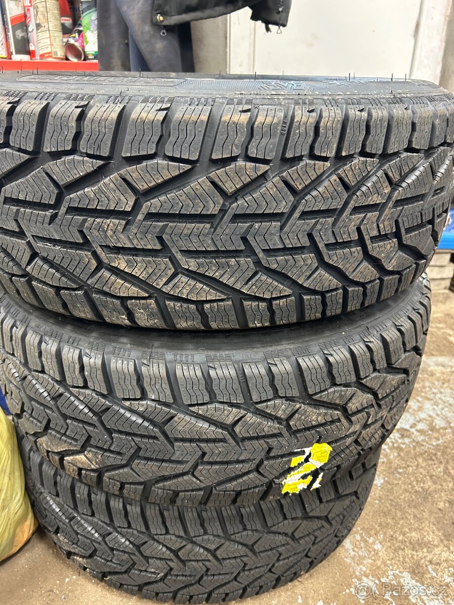 Zimní pneu 215/65/17