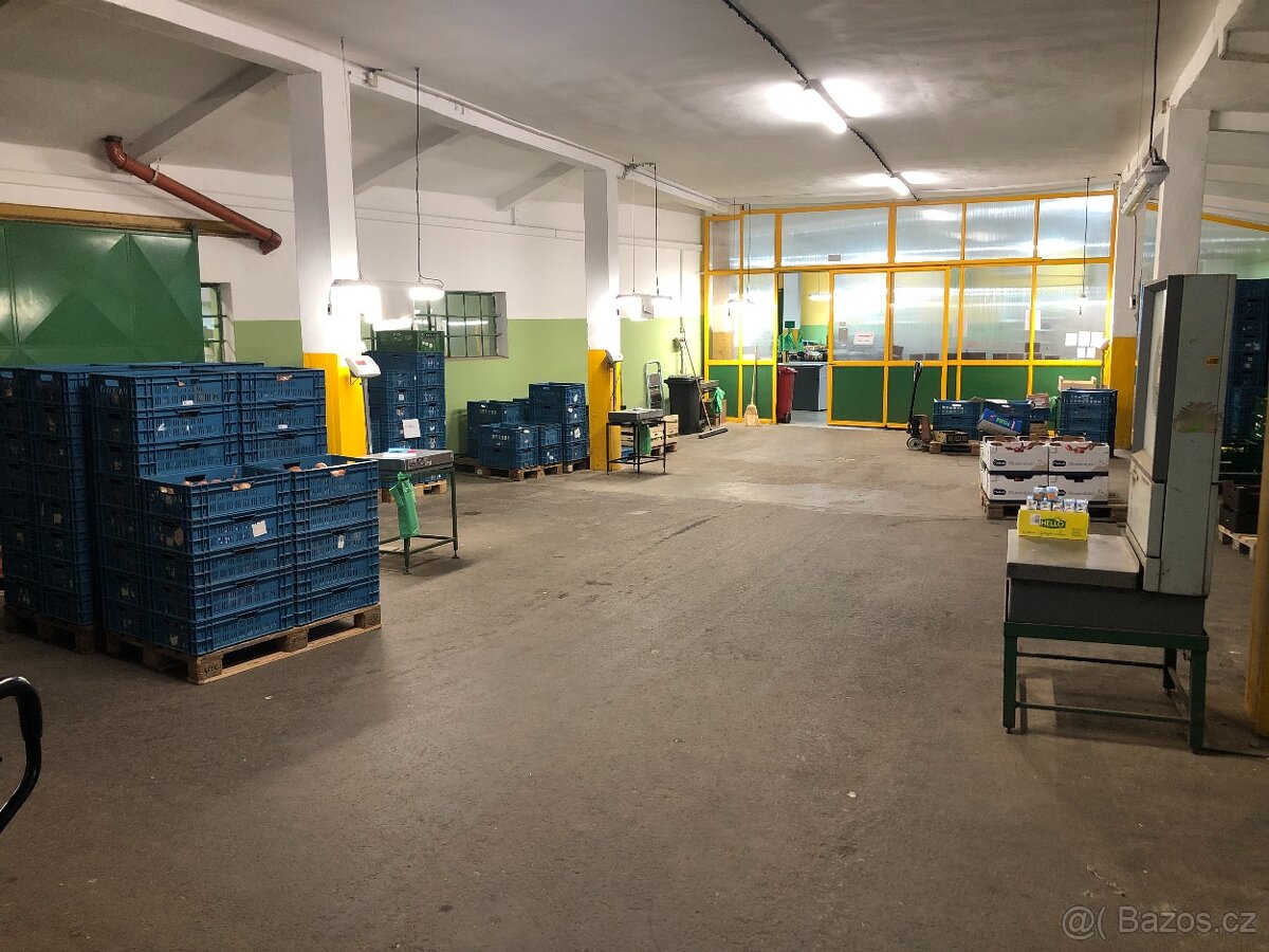 práce ve třídírně ve skladu ovoce a zeleniny