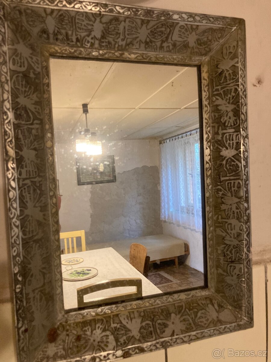 Zajímavé staré zrcadlo - motivy můr