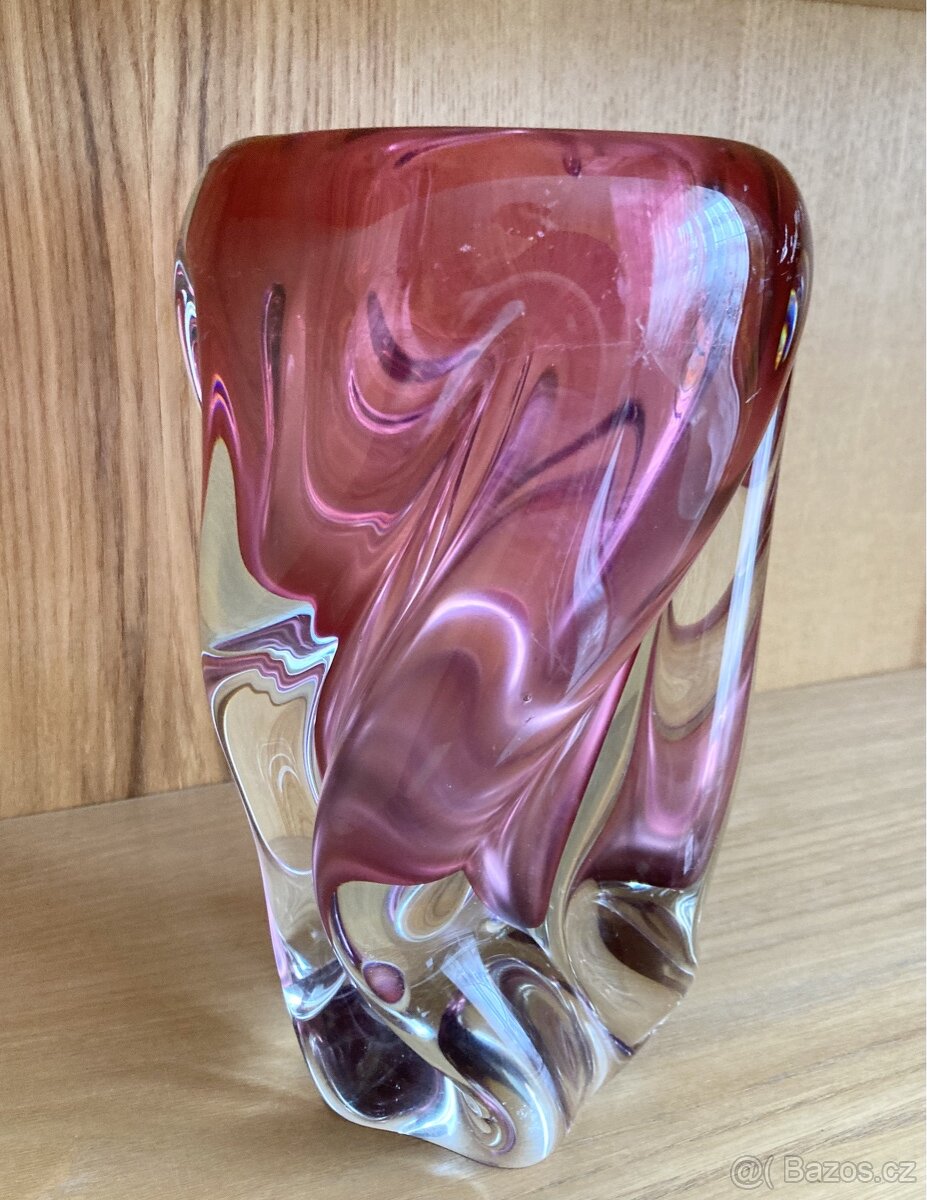 Váza z hutního skla