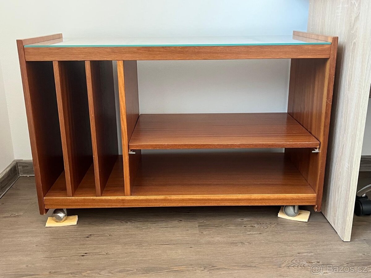 Prodám dřevěný TV stolek