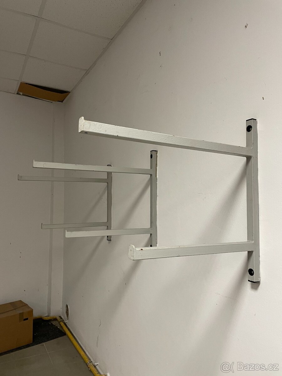 Masivní konzole na zeď