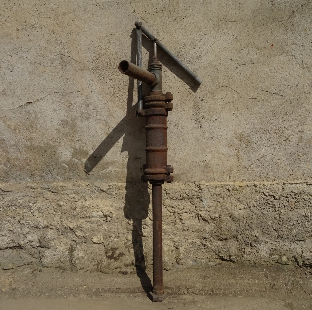 Historická retro industriální pumpa
